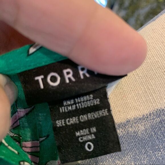 Torrid Women's 0 pin tucked green floral sleeveless button up split neck tank - Picture 5 of 7